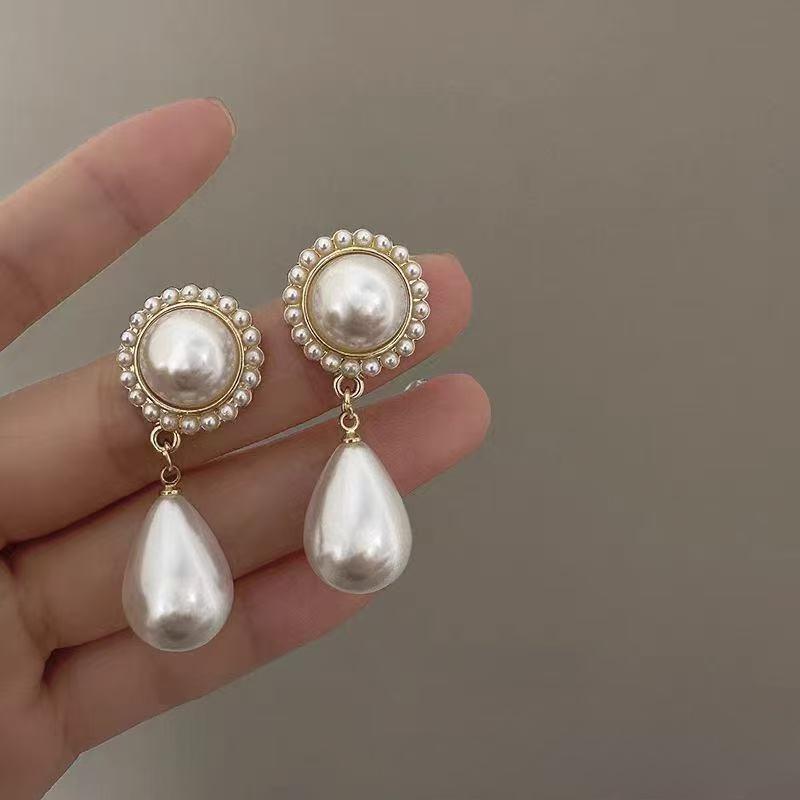 Pendientes de perlas de alta gama de moda Pendientes retro de nicho francés de lujo ligero Pendientes de perlas simples y versátiles para mujer