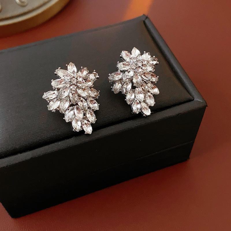 

Серебряные серьги-игл с бриллиантами в форме цветка и листа — элегантный, роскошный и модный дизайн на все случаи жизни silver needle серебряный