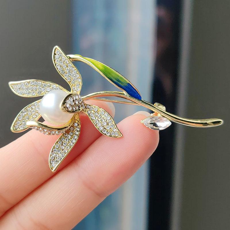 High-End Fashion Light Luxury Daffodil Corsage Female Inlaid Zircon Plant Brooch Versatile Clothing Accessories Factory