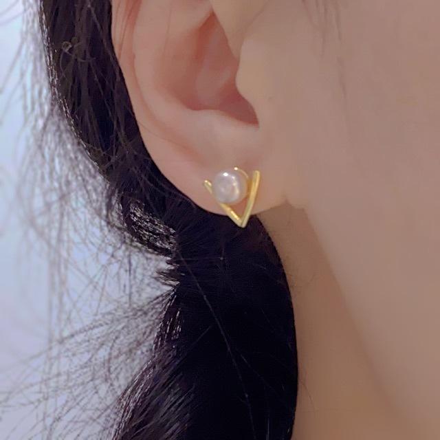 French Gold V-shaped Simple and Beautiful Stud Earrings Natural Freshwater Pearl Stud Earrings Women's Sterling Silver Niche Design High-end Earrings