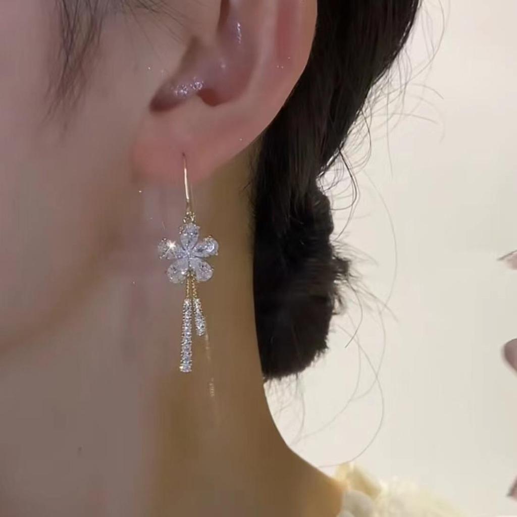 Zirconia Flower Crystal Dangle Earrings: Fashionable Luxury Korean Design with Silver Needle