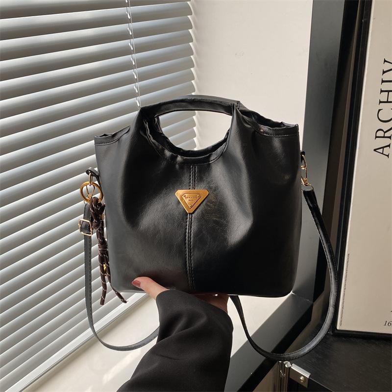 2025 new beautiful solid color large capacity shoulder messenger handbag women