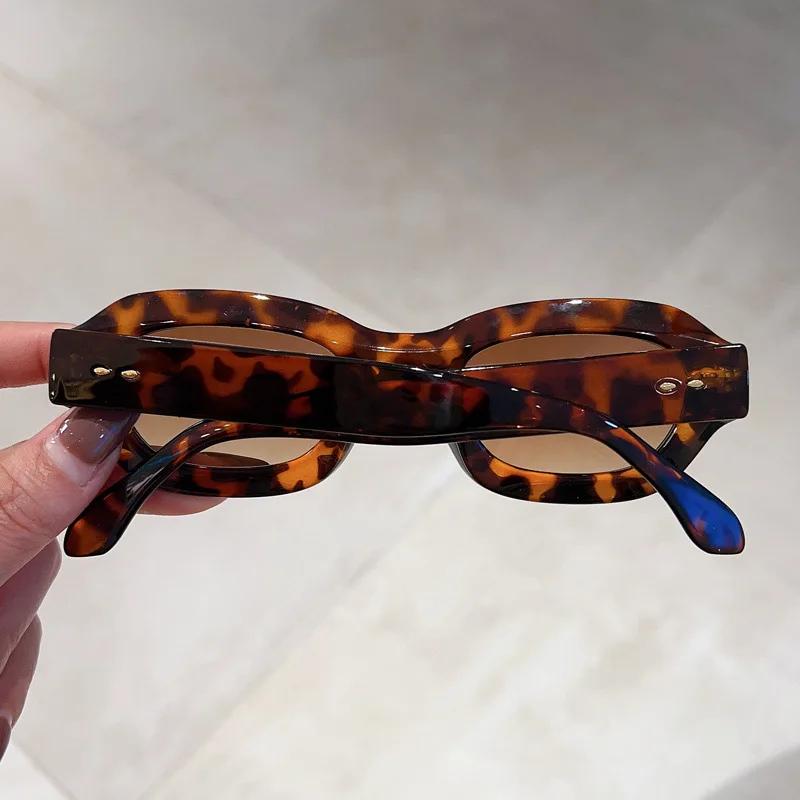 Luxury Brand Designer Small Frame Sunglasses Women Vintage Fashion Sun Glasses For Men Popular Punk Rivet Hip Hop Shades Uv400