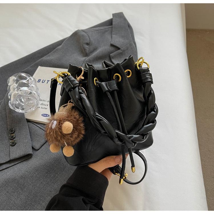 Bucket Bag 2025 Spring New Shoulder Bag Pumping Strap Korean Version Fashion Women's Bag High-end Sense Niche Fashion Women's Bag