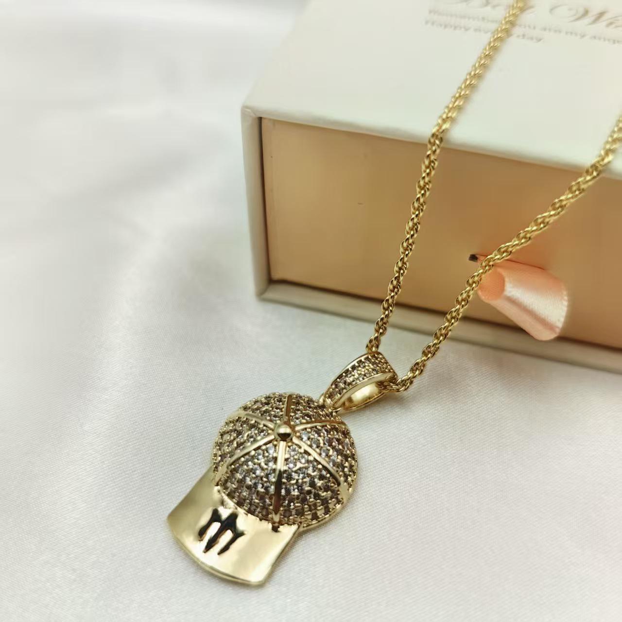 

Європейсько-американський золотий (18K) кулон-бейсболка з діамантами - Модний, Спортивний та Розкішний Модний Аксесуар золотий
