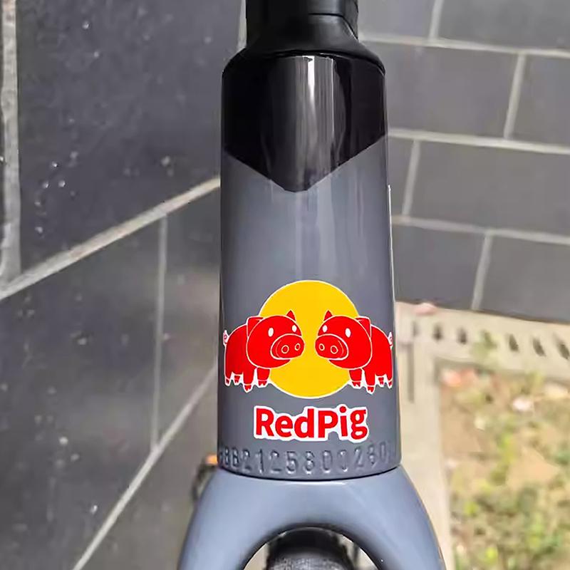 Zábavné samolepky na hlavovou trubku kola Červené prase Dekorační nálepky na řídítka kola Helma Horní trubka Nálepky Cyklistický tým Nálepka