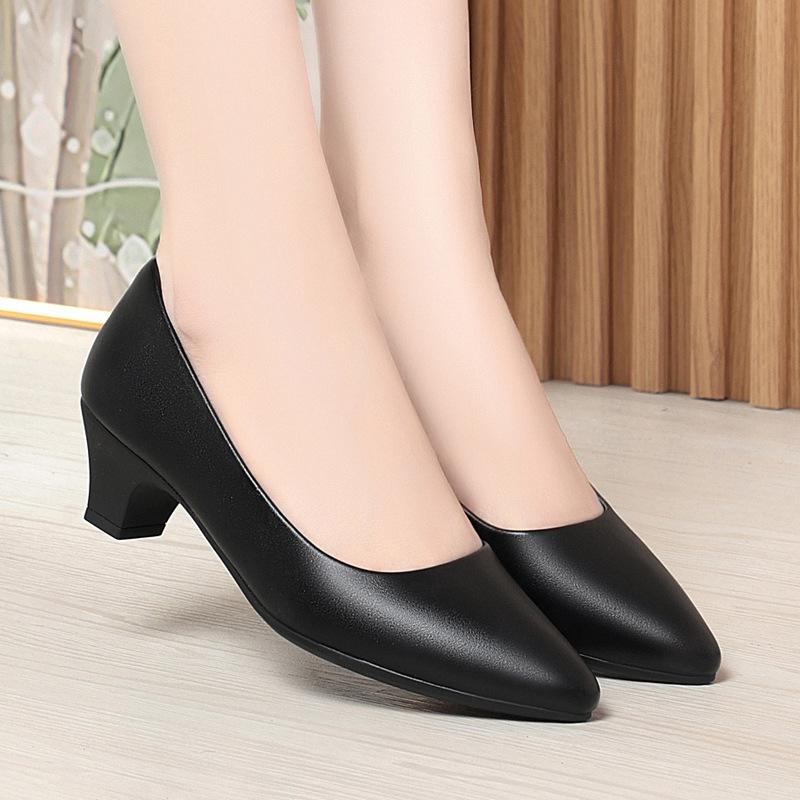 

Одиночная обувь на плоской подошве из мягкой кожи для женщин среднего возраста, не утомляет, осенняя повседневная, весенне-осенняя женская обувь с ремешком на подъеме. 41