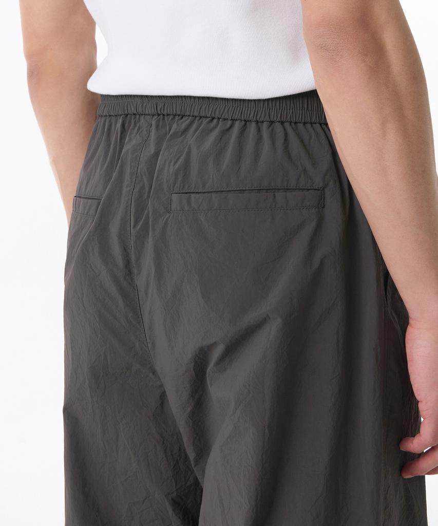 MUSINSA STANDARD Nylon Crease One-Tuck Wide Elastic Waist Pants [Gunmetal]