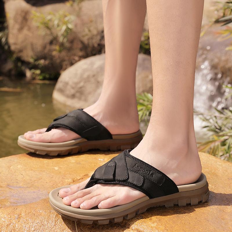 Fashion Solid-color Lightweight Men's Leather Flip-flops  Summer Casual Anti-slip Slippers  Outdoor Comfortable Soft-soled Flat Slippers