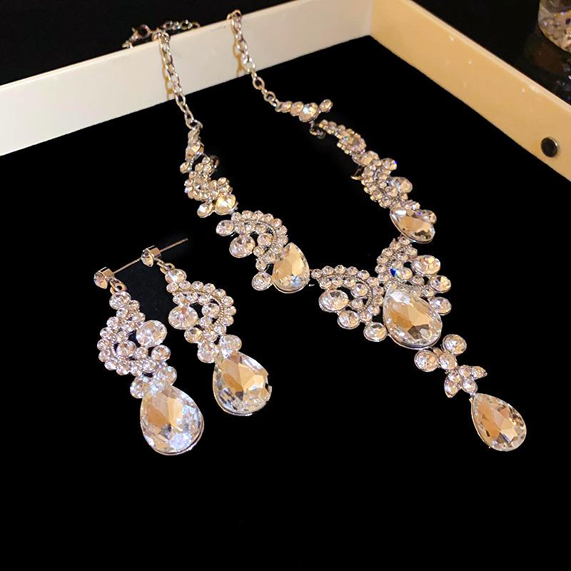 

Diamond fan-shaped water drop stud earrings necklace set, light luxury and high-end sense, exquisite collarbone chain, versatile necklace.