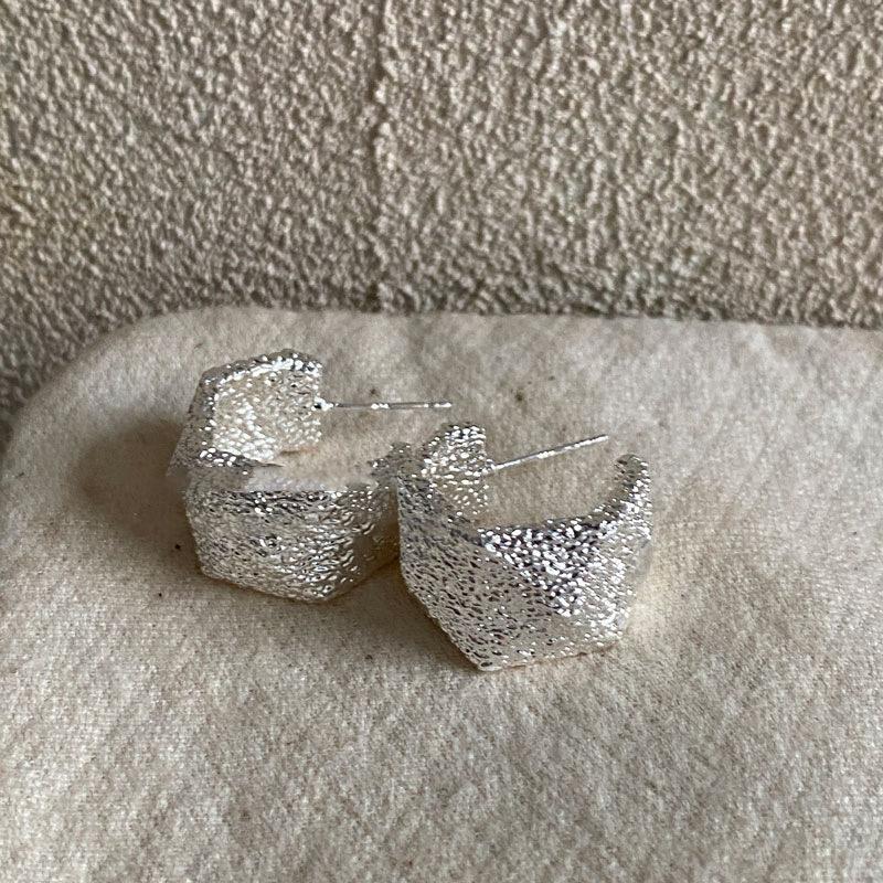 

Металлические Геометрические Серьги-клипсы C-образной формы с плиссировкой для женщин Простые Серьги-пусеты для девушек Легкая Роскошь Высококлассные Необычные Аксессуары