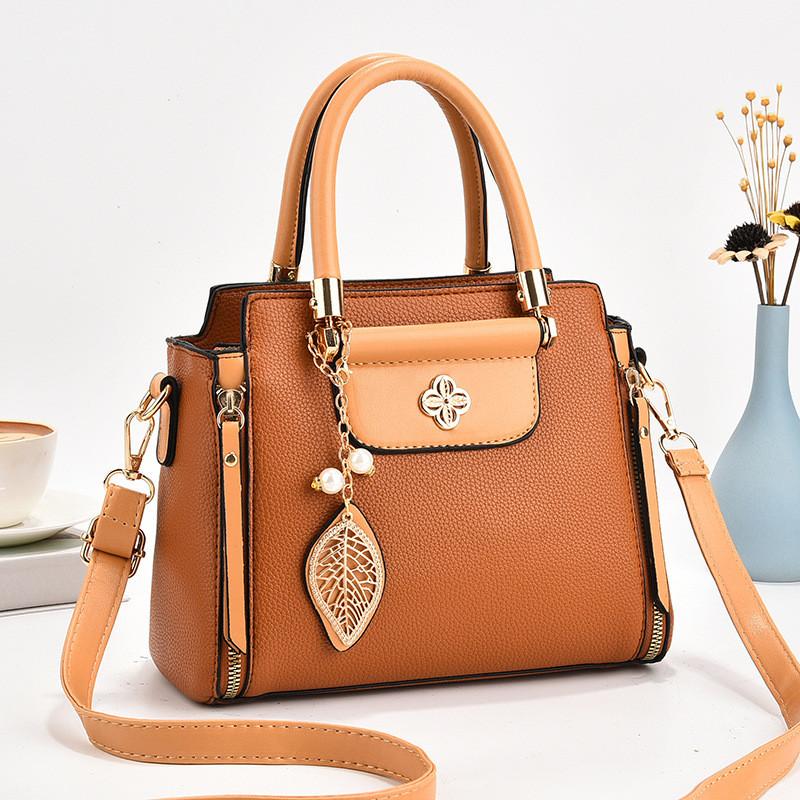 Trendige und geräumige Umhängetasche für Frauen mittleren Alters in eleganten Farben