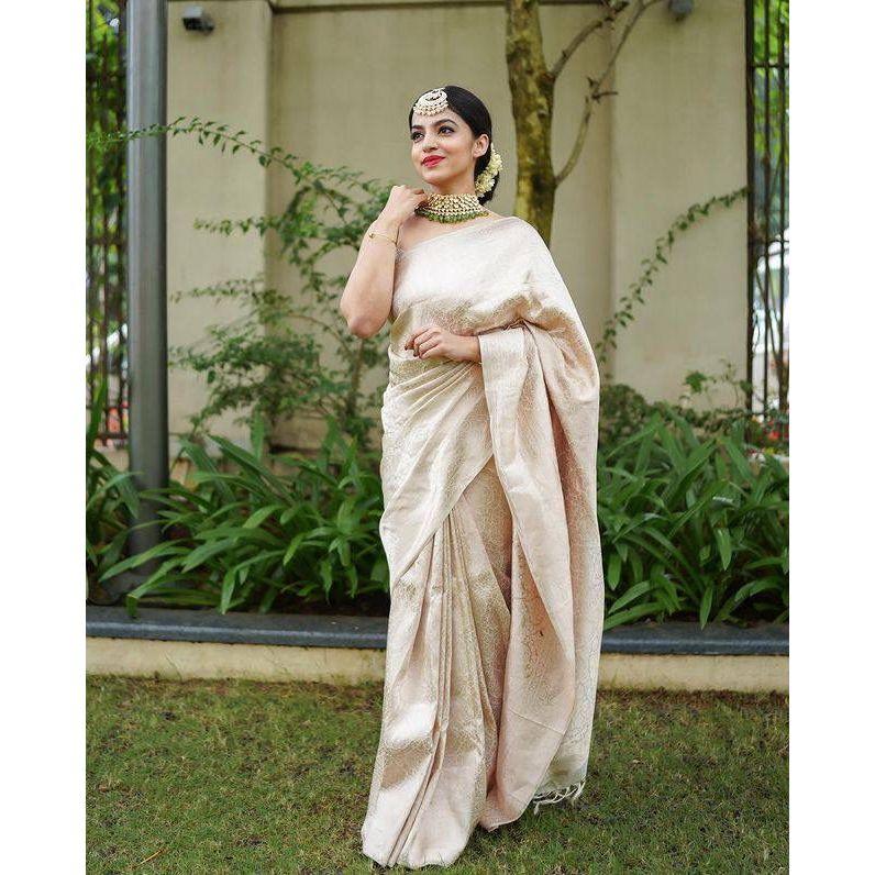 Dieser wunderschöne Saree ist elegant mit wunderschönem solidem Jacquard-Gewebe verziert, das dem Outfit einen perfekten Look verleiht.