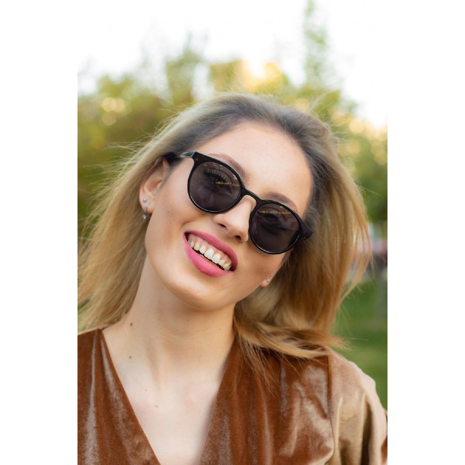 

Женские черные солнцезащитные очки чёрный