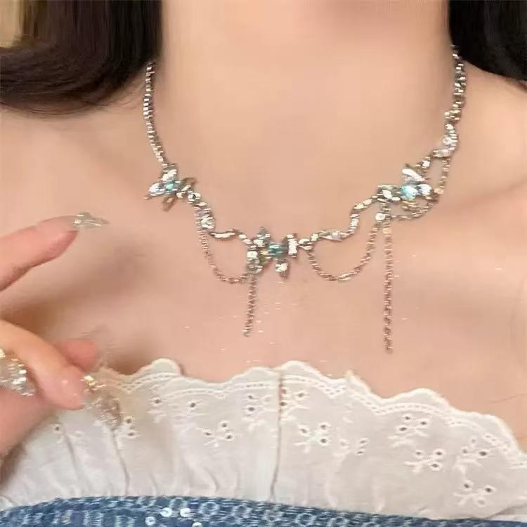 Small fresh asymmetric butterfly pearl necklace female sweet cool light luxury opal beaded collarbone chain girlfriend jewelry