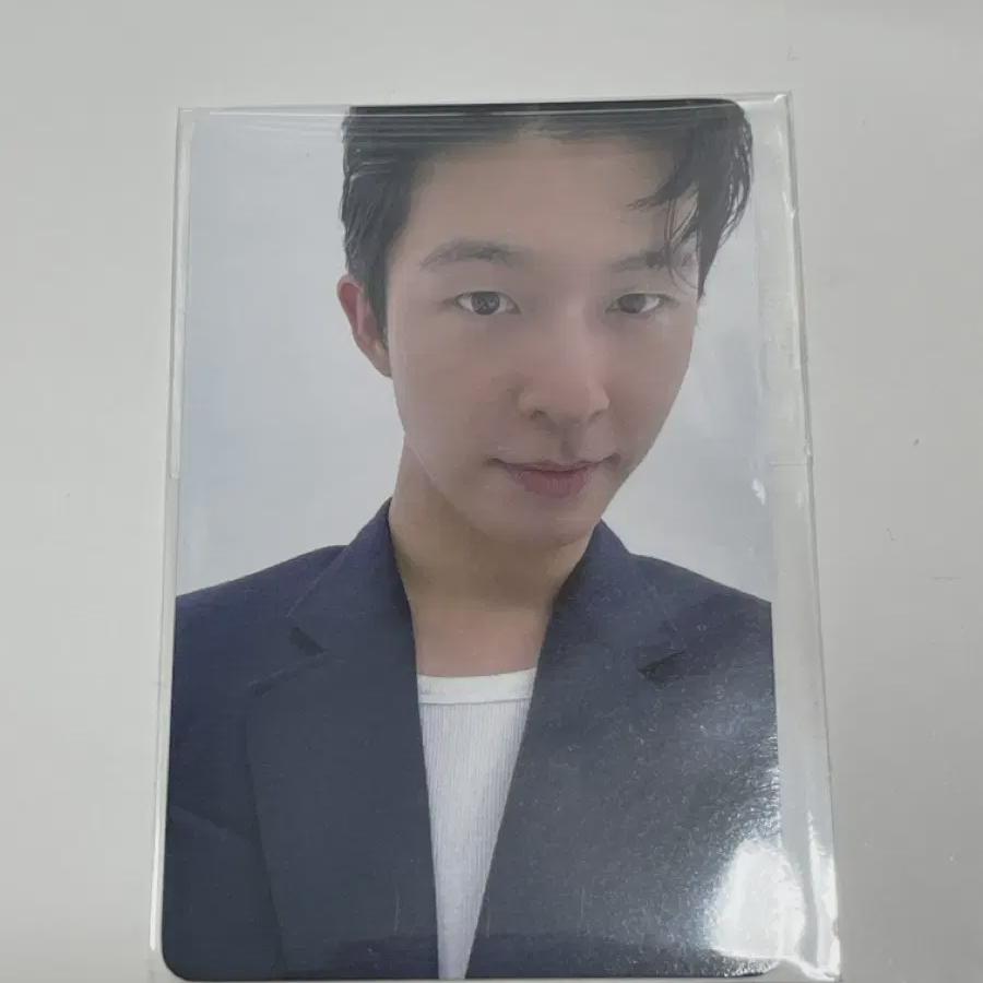 

Фотокарточка с мини-фан-встречи Хон Кёна «Cheongseol» + наклейка