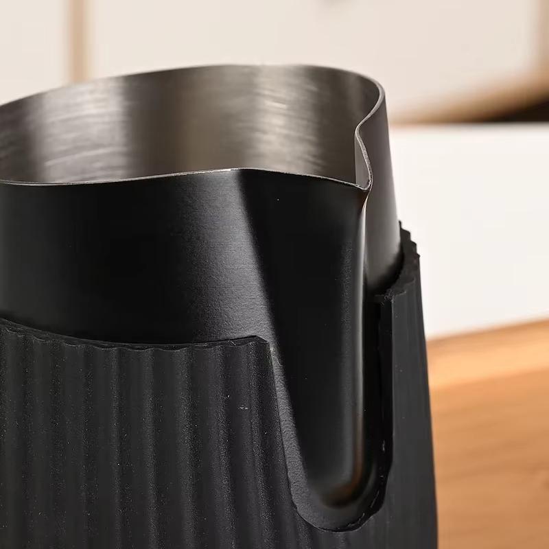 420ml Nerezová šálka na latte art se špičatým a šikmým okrajem, Odolný proti opaření Válec na pěnění mléka na kávu se stupnicí
