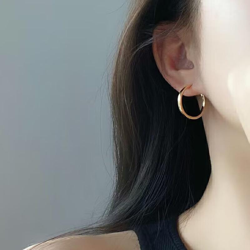 Kolczyki w kształcie kółek w stylu retro europejskim i amerykańskim: Eleganckie, proste, luksusowe kolczyki typu hoop dla kobiet