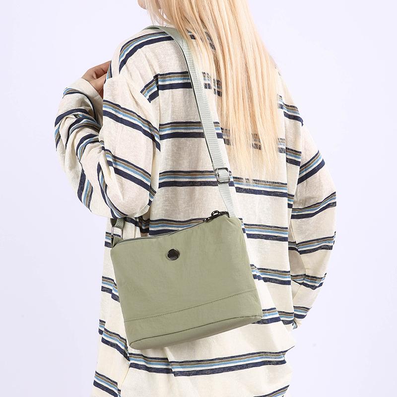 Women's Lightweight Large Capacity Shoulder Bag Commuter Crossbody Bag Middle-Aged Mother Bag