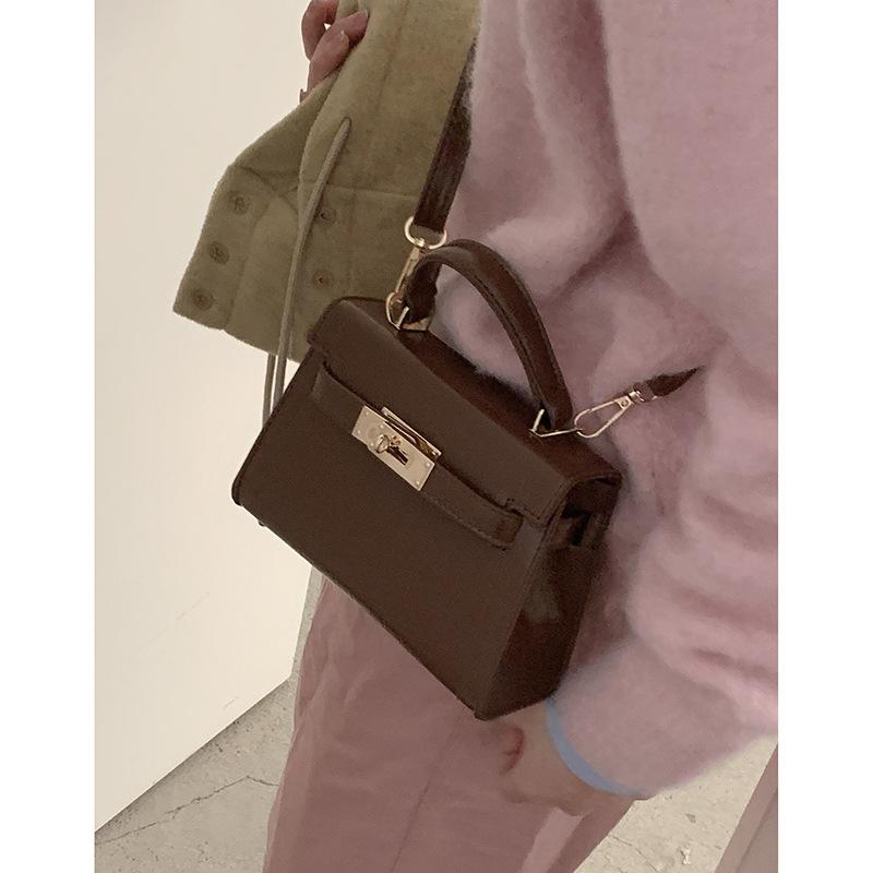 

Korean version handbag women s 2025 new spring fashion Kelly bag high sense versatile shoulder messenger bag light luxury коричневый