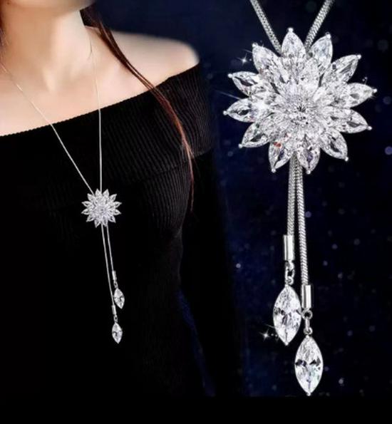 

High-End Rhinestone Lotus Sweater Chain: Versatile Korean-Style Autumn/Winter Necklace for Women with Niche Design and Luxurious Appeal срібний