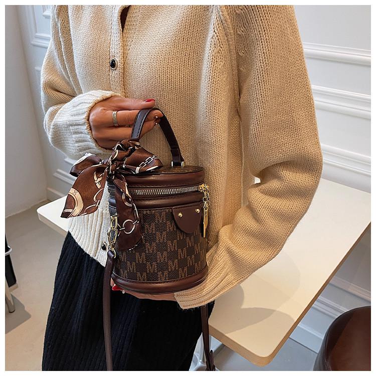 Ielgy Ladies Niche All-Match Messenger Bag Texture Portable Silk Scarf Bucket Bag