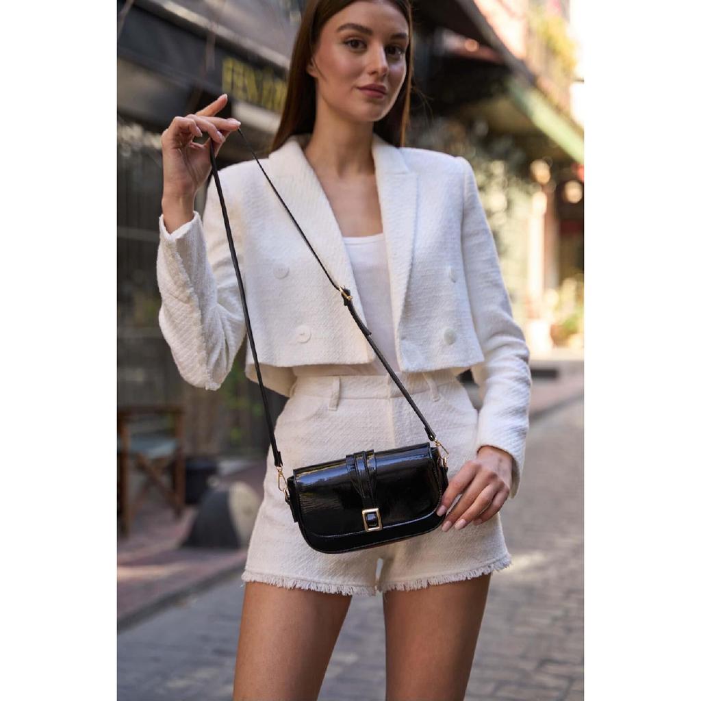 Černá dámská crossbody kabelka se sponou