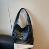 High Quality Solid Hasp Faux Suede  Rivet Shoulder Bags for Women Fashiable Versatile Stylish Design Armpit Crossbody Bags