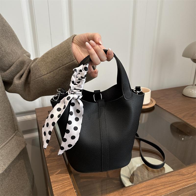 

High-end temperament versatile fashion personalized armpit bag female texture casual commuting light luxury retro shoulder bag чёрный