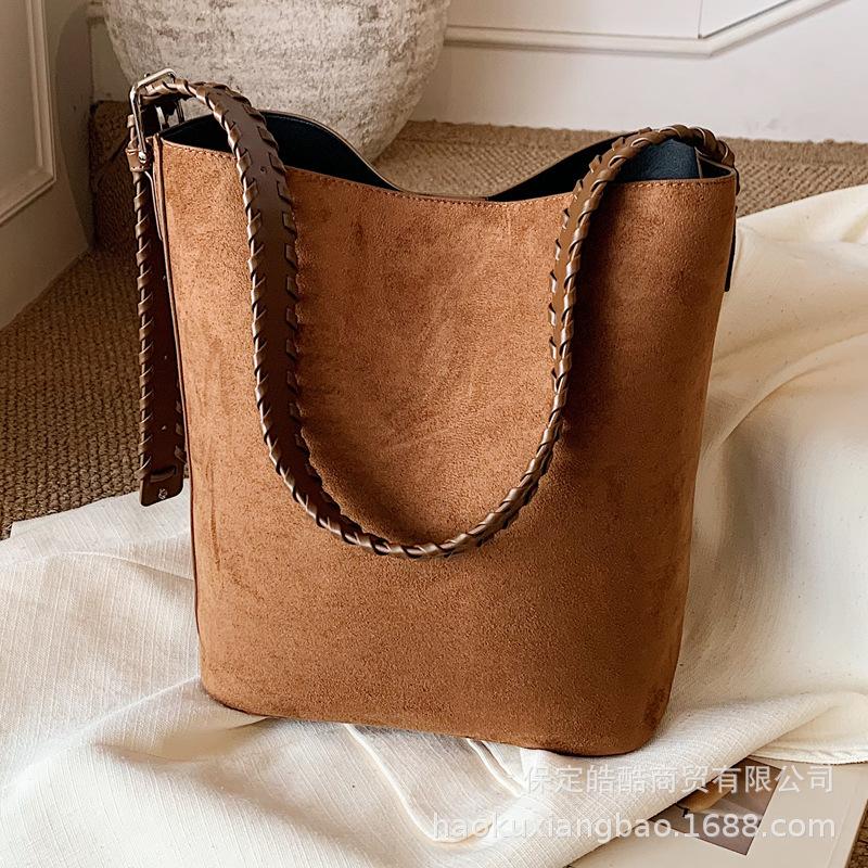 Casual Large-capacity Bag 2025 New Relaxed Commuter Women's Shoulder Bag Fashionable Woven Tote Bucket Bag