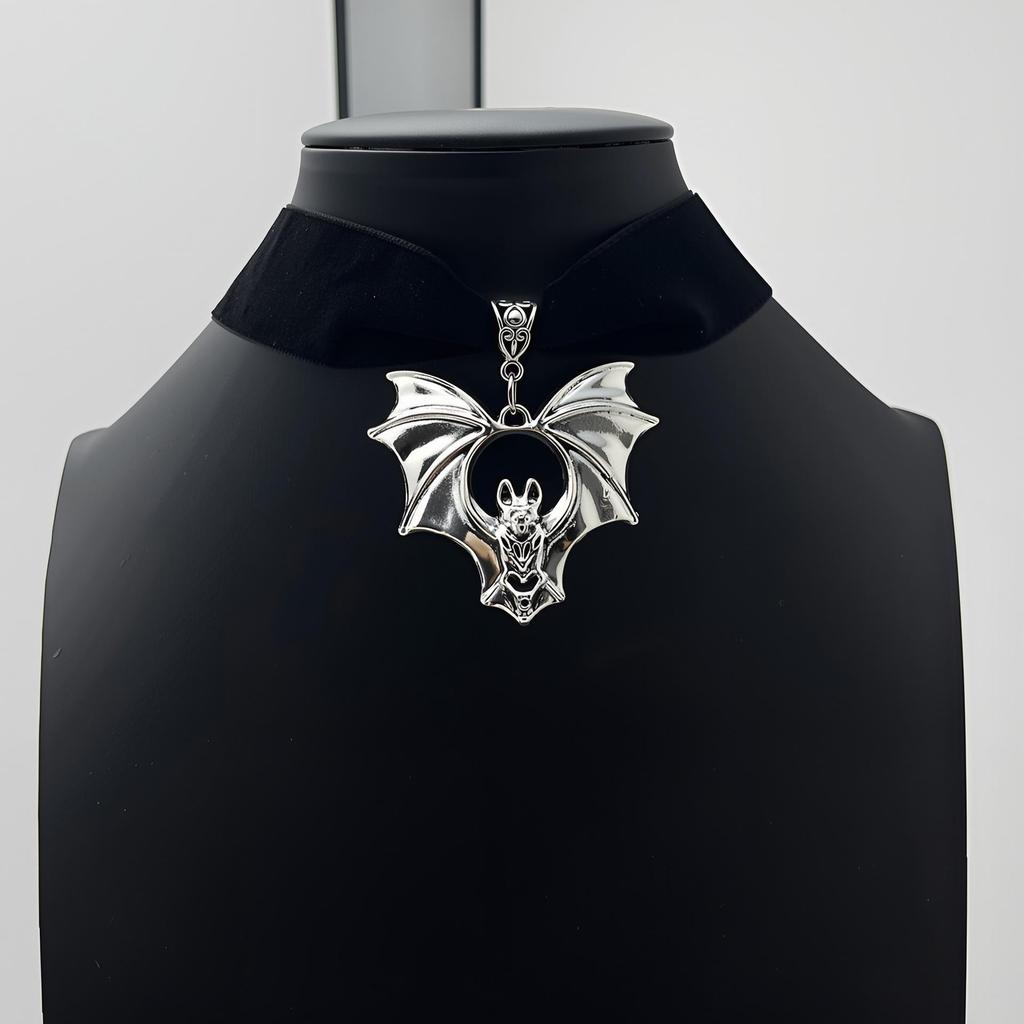 Gothic Punk Velvet Bat Choker: Retro Y2K Halloween Necklace