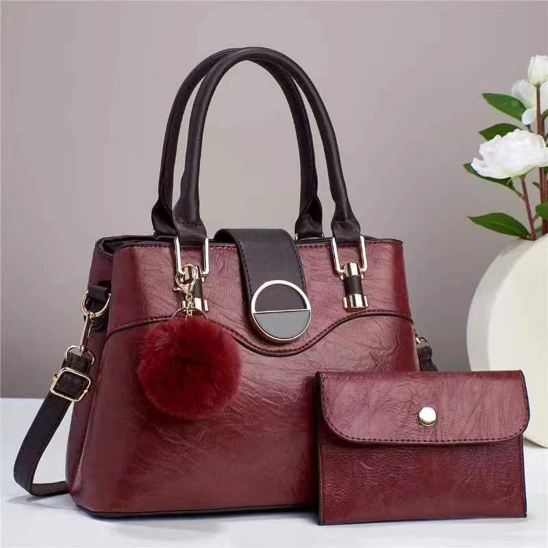 Stylish And Practical Large Capacity Tote Bag For Women With Chain And Lock Closure In Black