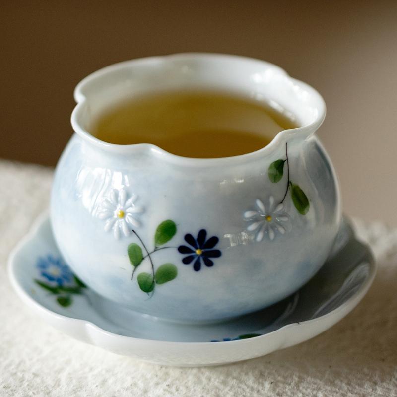 Hand Painted Ceramic Tea Cup Daisy Scalloped Rim Master Cup Chinese Gongfu Tea Set Home Office Use Zen Style Gift