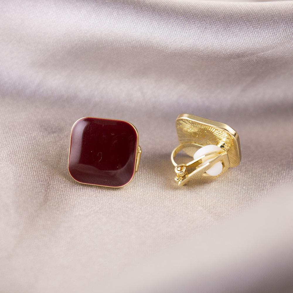 Elegant Clip-On Triangle Earrings for Non-Pierced Ears - Versatile, Light Luxury for Everyday Wear.