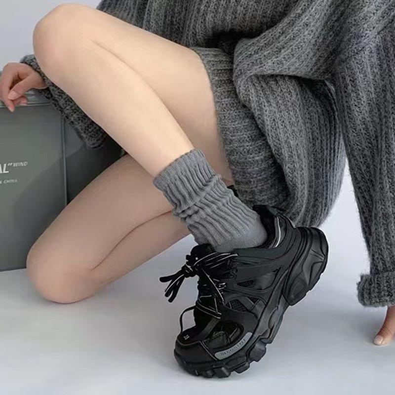 Chaussettes mi-tubes blanches à fil épais pour femmes pour le printemps/automne et chaussettes mollet en laine tricotée grise pour l'automne/hiver.