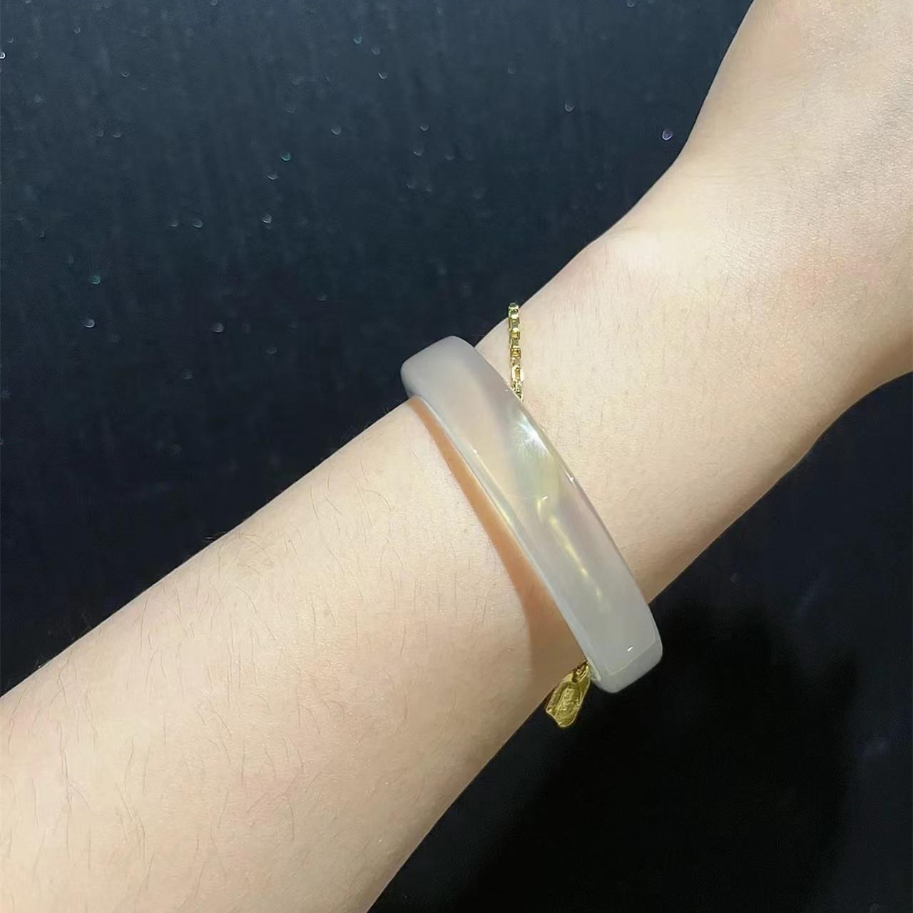 

Браслет из квадратного серого халцедона и конского агата: Женский роскошный легкий мадагаскарский браслет Model 60-61