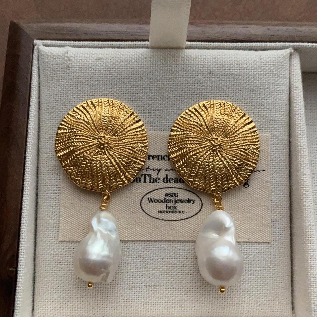 "Vintage Creamy Yellow Starfish Ear Clips: Elegant and Cute, Piercing-Free Sea Star Earrings"