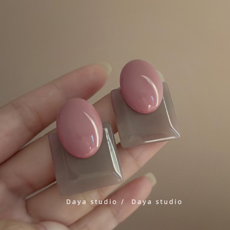 

Геометрические серьги Niche French Retro из смолы с контрастной цветной строчкой