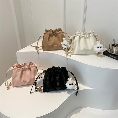 Nischen-Texturierte Tasche Frühling Schultertasche Neue kleine Tasche Modische Kordelzug-Eimertasche Lässige Umhängetasche