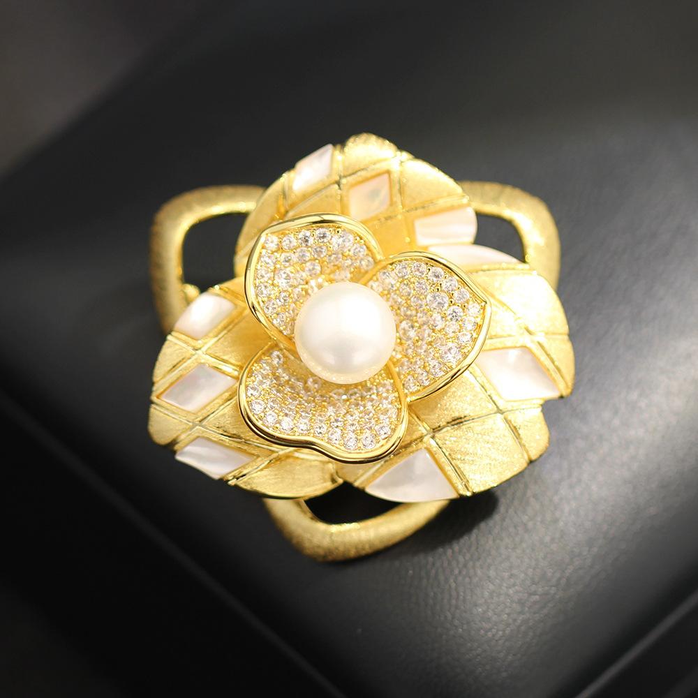 Премиальное чувство золотая матовая полая брошь-роза темперамент натуральная двулепестковая рябь пресноводная жемчужная булавка