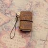 Ein Mini-Notizbuch aus echtem Leder mit einem Vintage-Einband, perfekt für Reisende, mit 64 Seiten