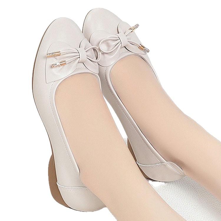 2025 Autumn New Women's Shoes Wedge Heel Mother Shoes Soft Sole Light Mouth Black Work Shoes Non-slip Foreign Style Doudou Shoes