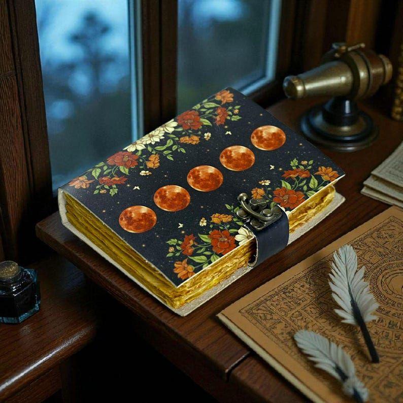 

Большой кожаный журнал-гримуар: Книга заклинаний с принтом луны, пустая Книга Теней 7 x 5 in