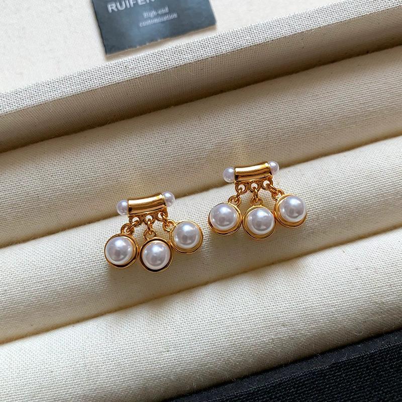 

French retro grape string home pearl stud earrings women s high-end sense light luxury earrings versatile elegant commuter ear jewelry