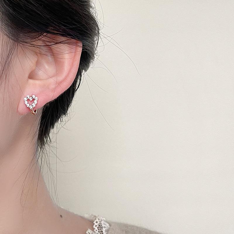 Hollow Love Ear Buckle Dámské lehké luxusní Niche Ins Sladké náušnice Náušnice pro dojíždění ve tvaru srdce