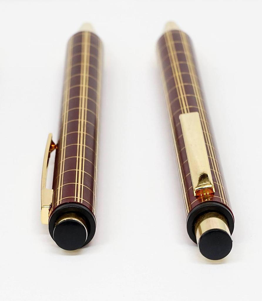 B7 koskinn mini systemorganisatör och horisontellt snäpp-pennfodral med en tjock metallrak tryckmekanism och dubbelanodiserat rutigt kulspetspennset