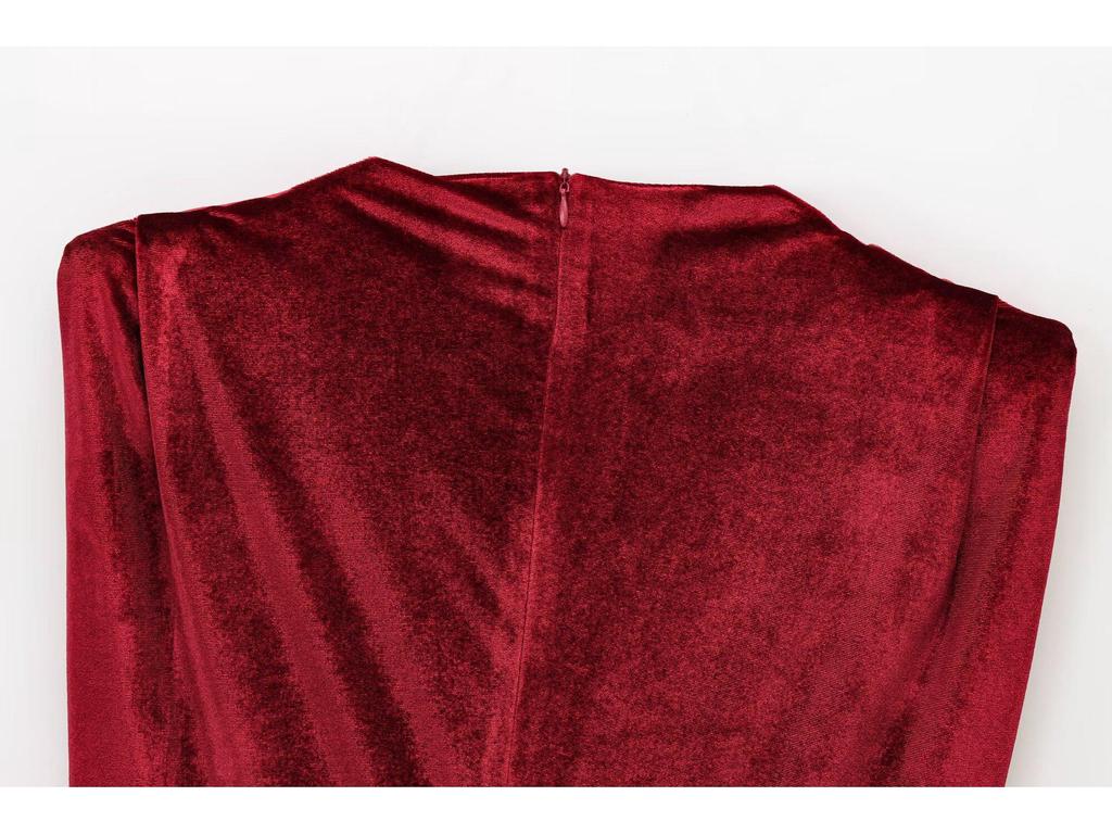 Zlaté sametové minišaty bez rukávů s ramenními vycpávkami, sexy úzký střih, design s vysokým pasem.