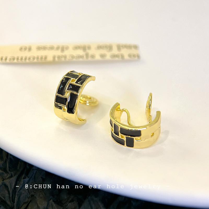 

Japanese and Korean metal woven oil drip ear clips spring and summer geometric niche design stud earrings simple retro silicone no ear piercings