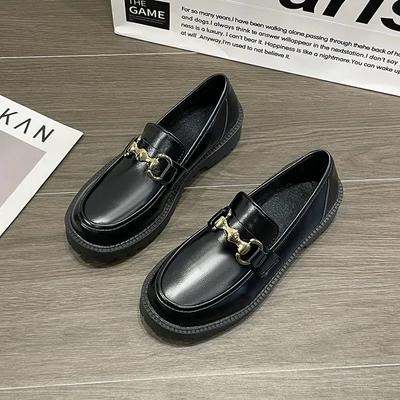 Runde Zehenpartie Slipper Loafers Mittelhoher Absatz Quadratischer Absatz 2024 Hochwertige Damenschuhe Frühling/Herbst Metalldekoration Einfarbiges PU Pumps