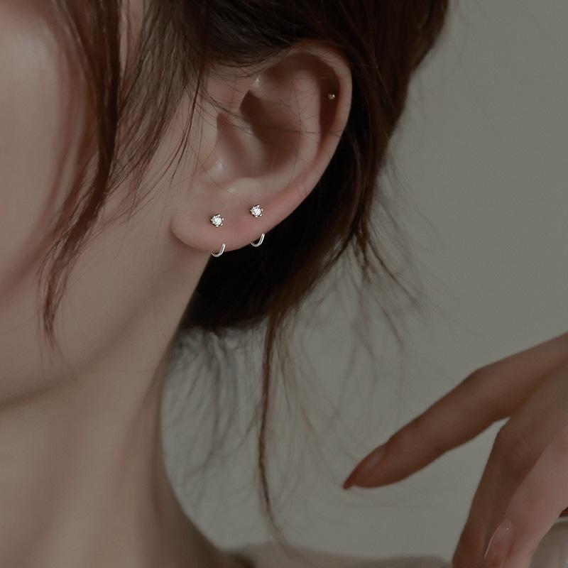 Everyday Ear Hooks: Sleek, Trendy, Nourishing Earrings for 2025
